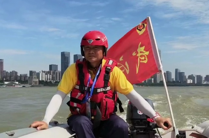 探访高温下的劳动者长江救援队老兵匡威：头顶烈日保障水上救援(图5)