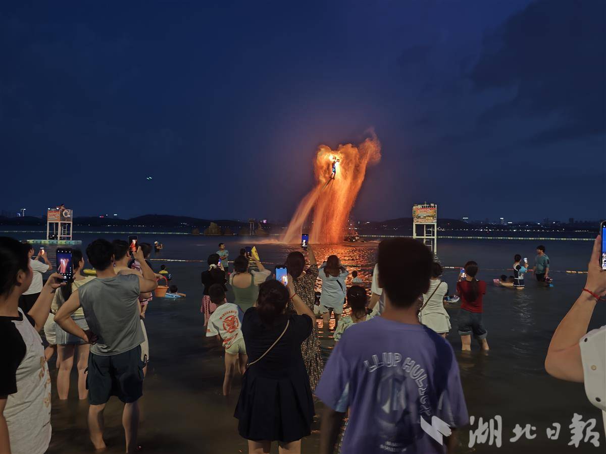 东湖演出水上火壶光影大秀，暮色下如星河散落