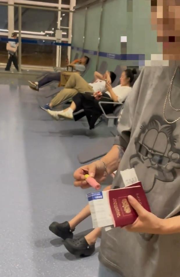 外国乘客将打火机带到候诊室，并在登机之前受