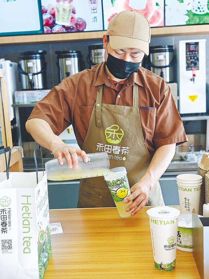 用当地茶和新鲜水果创建茶品牌。一对返回樟宜