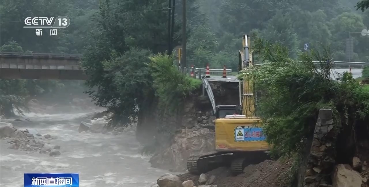 北京的大雨在许多地方中断了道路，正在进行紧