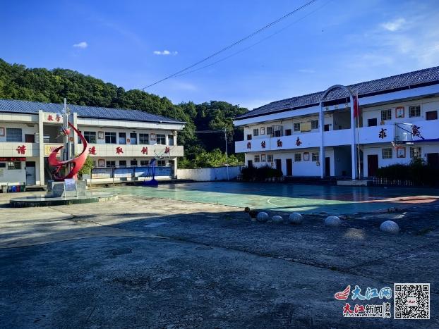 “一个人的毕业典礼”——彭泽县海形校园七位教师看护一个人的讲堂