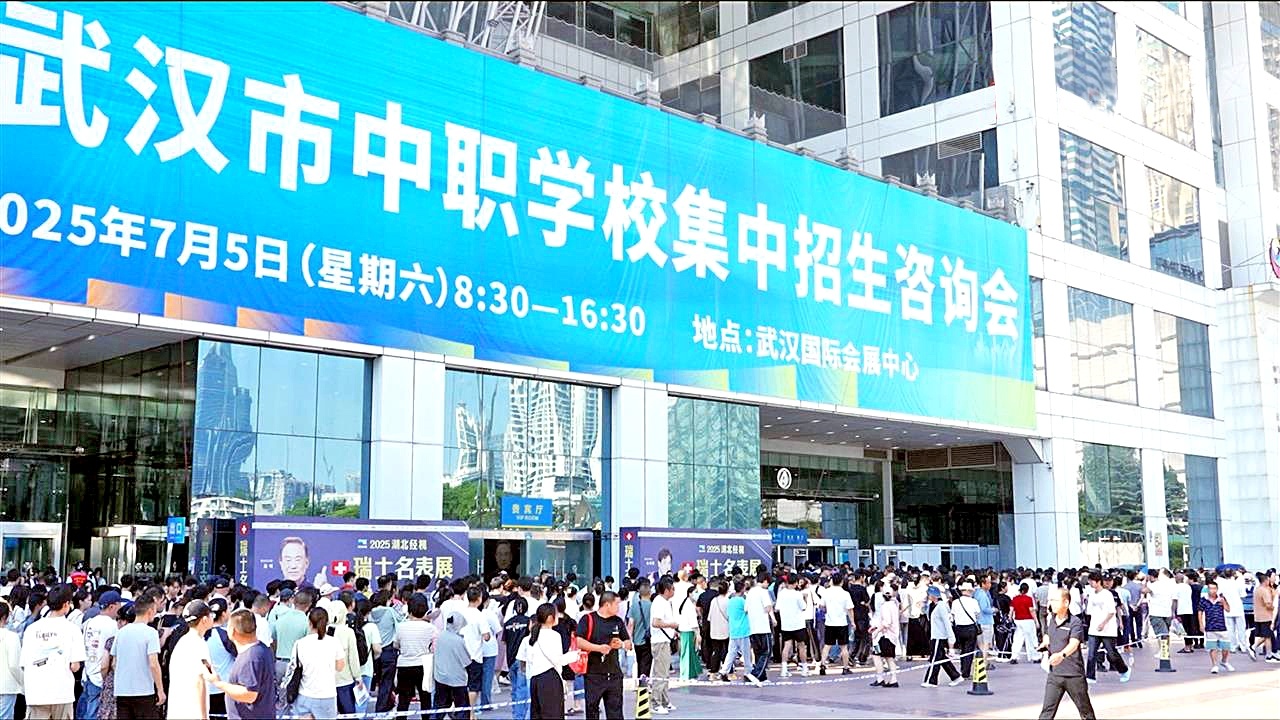 武汉首届中职专场招生咨询会昨日举办 39所校园“摆摊”  5万人次现场咨询