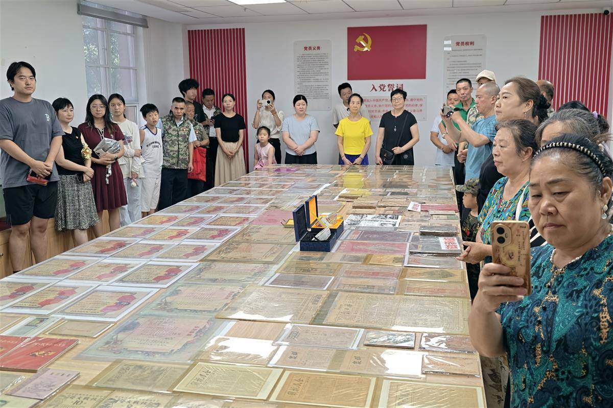 超越信标的记忆，在军事和平民之间引起了深切