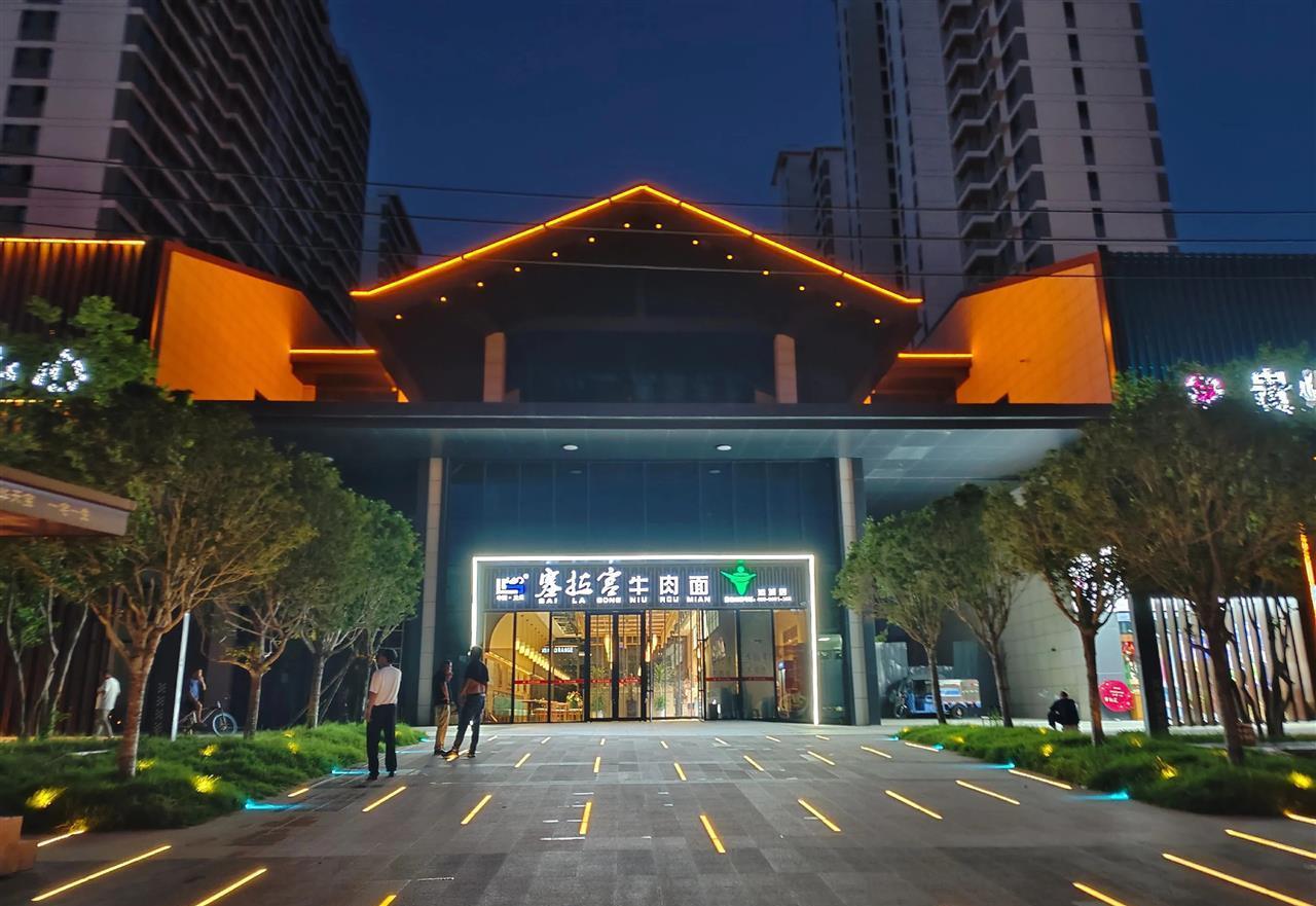 运城一小区大门变牛肉面馆引争议加盟总店回应：租赁场地时房东有产权证明(图2)
