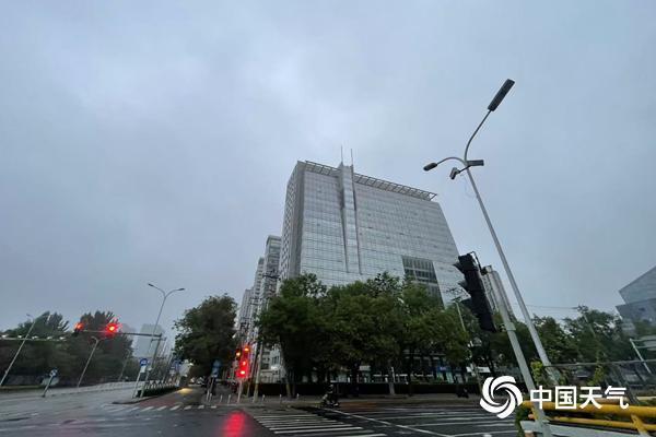 北京将在接下来的三天内经历许多散落的雨水，