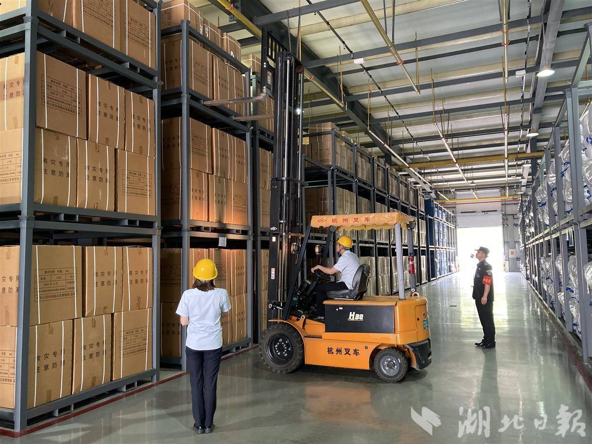 应急部和省应急厅紧迫调运2万件救灾物资驰援咸丰