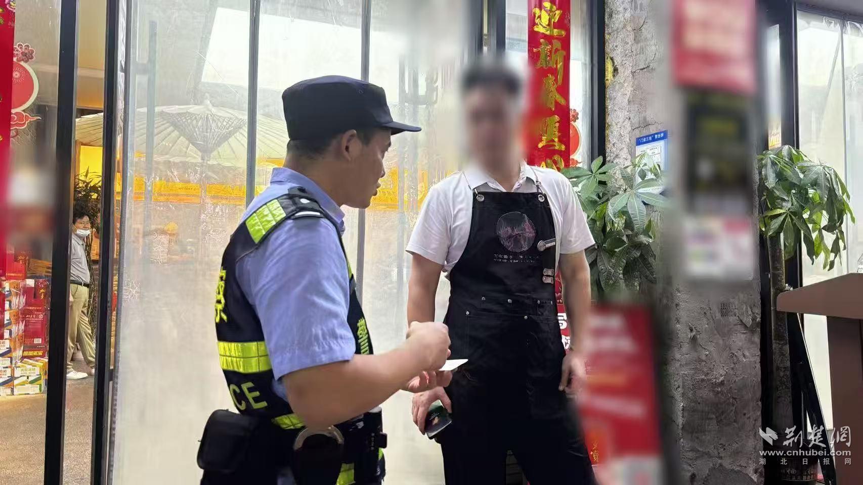 警民暖心接力助外地游客找回丢失居住证
