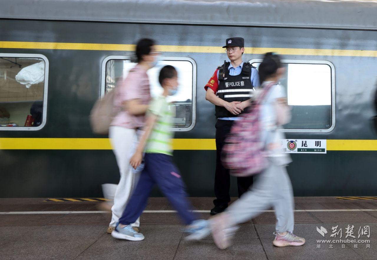 标签运输开始运输，武汉铁路警察试图跳过学校
