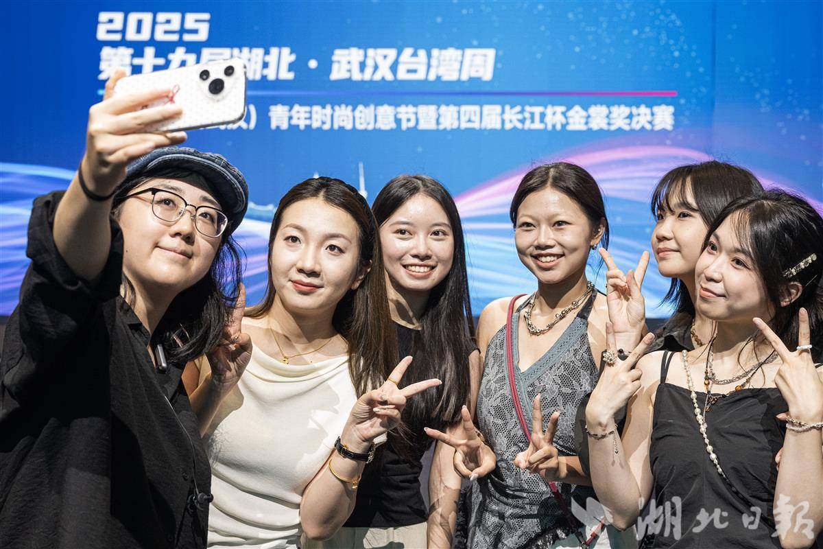 时髦为桥 两岸青年T台同秀拼构思