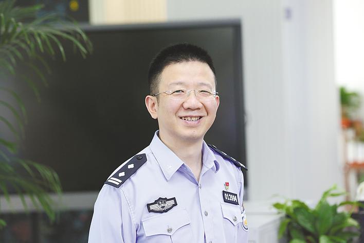行行代码铸警魂——追记因公献身的武汉民警万松