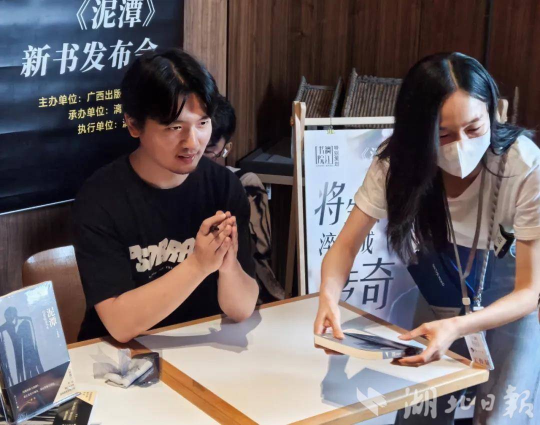 东湖快语｜刘楚昕自嘲“流量作家”，无妨让文学回归冷清书桌
