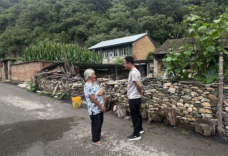 在成立的Taizi Xigou村庄的山体滑坡之后，灾难后有