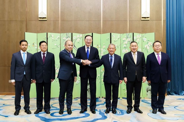 中国与柬埔寨和泰国之间的非正式会议在上海举