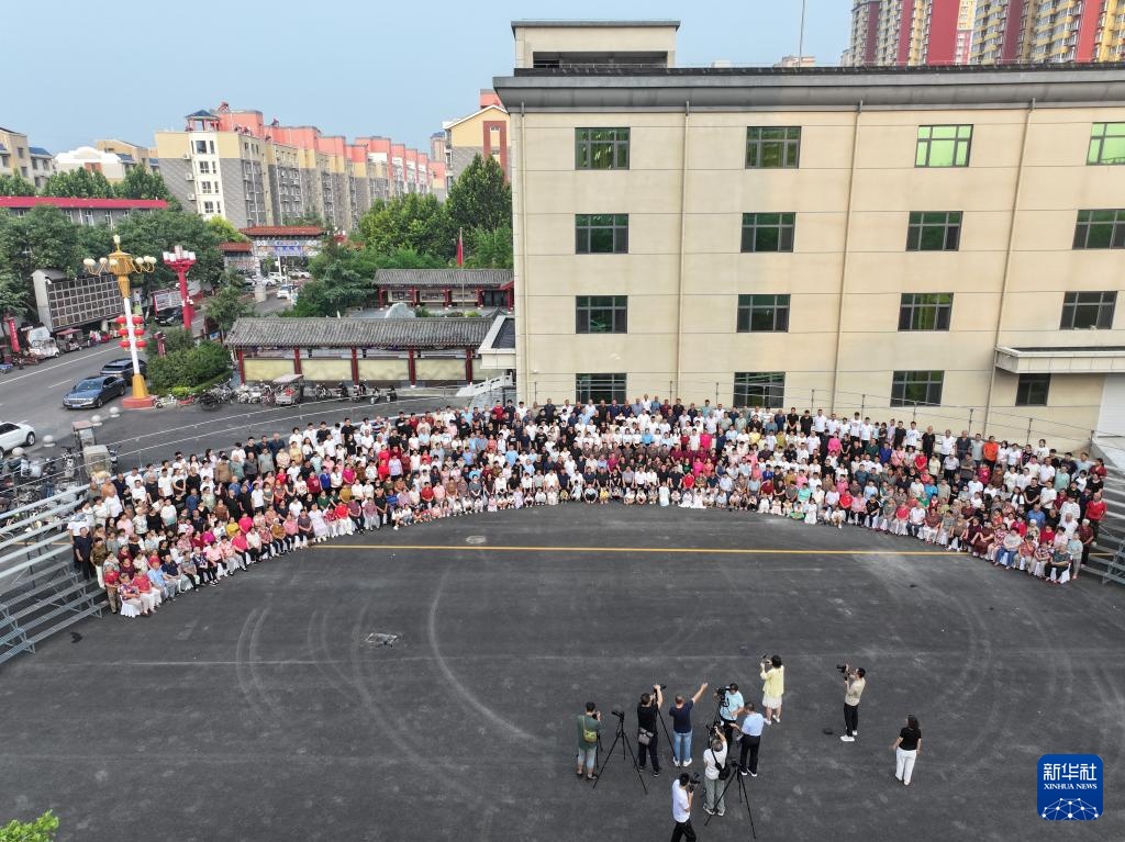 新华社所有媒体+tainzhuang的“家庭肖像”