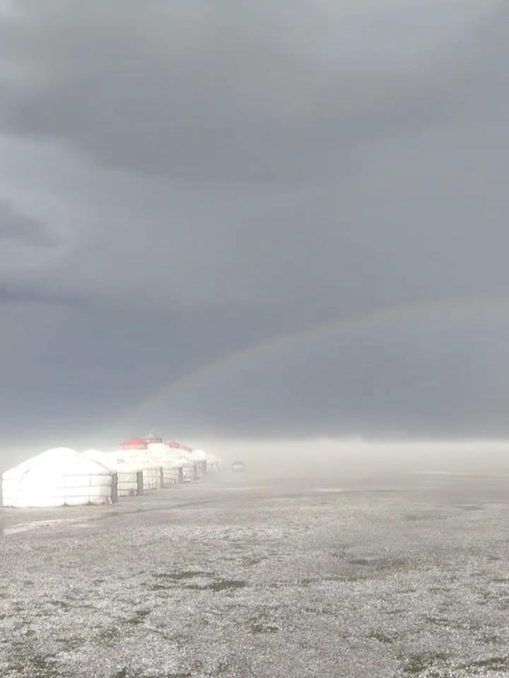 突然的降雨落在蒙古内蒙古的Hulunbuir大约半小时