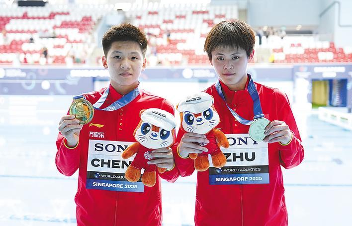 男人在舞台上的飞跃在世界锦标赛的湖北冠军之