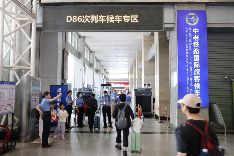 暑期跨境游升温 中老铁路增开世界旅客列车助力出行