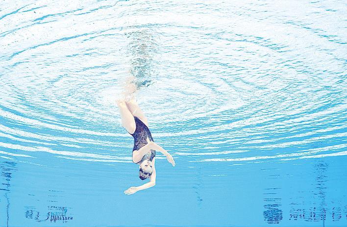 在世界游泳锦标赛中，他在四天内赢得了3枚金牌