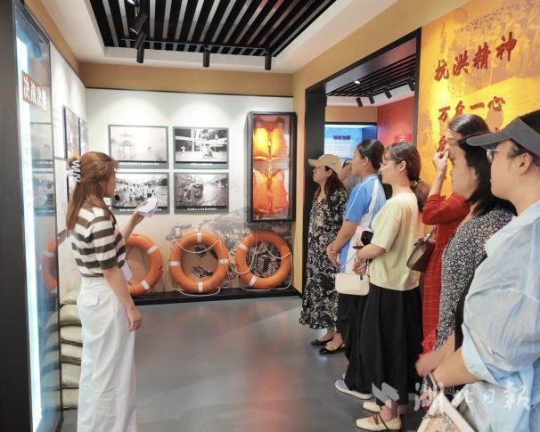 这个意识形态和政治阶层在其步骤中衡量了三个