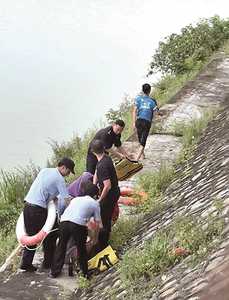 广东的送货员跳到桥上拯救人们，然后他保持沉