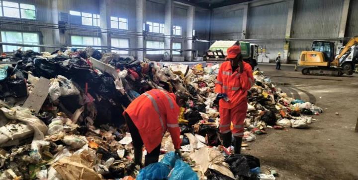 在四个小时内遇到8吨垃圾的卫生工人是否会恢复