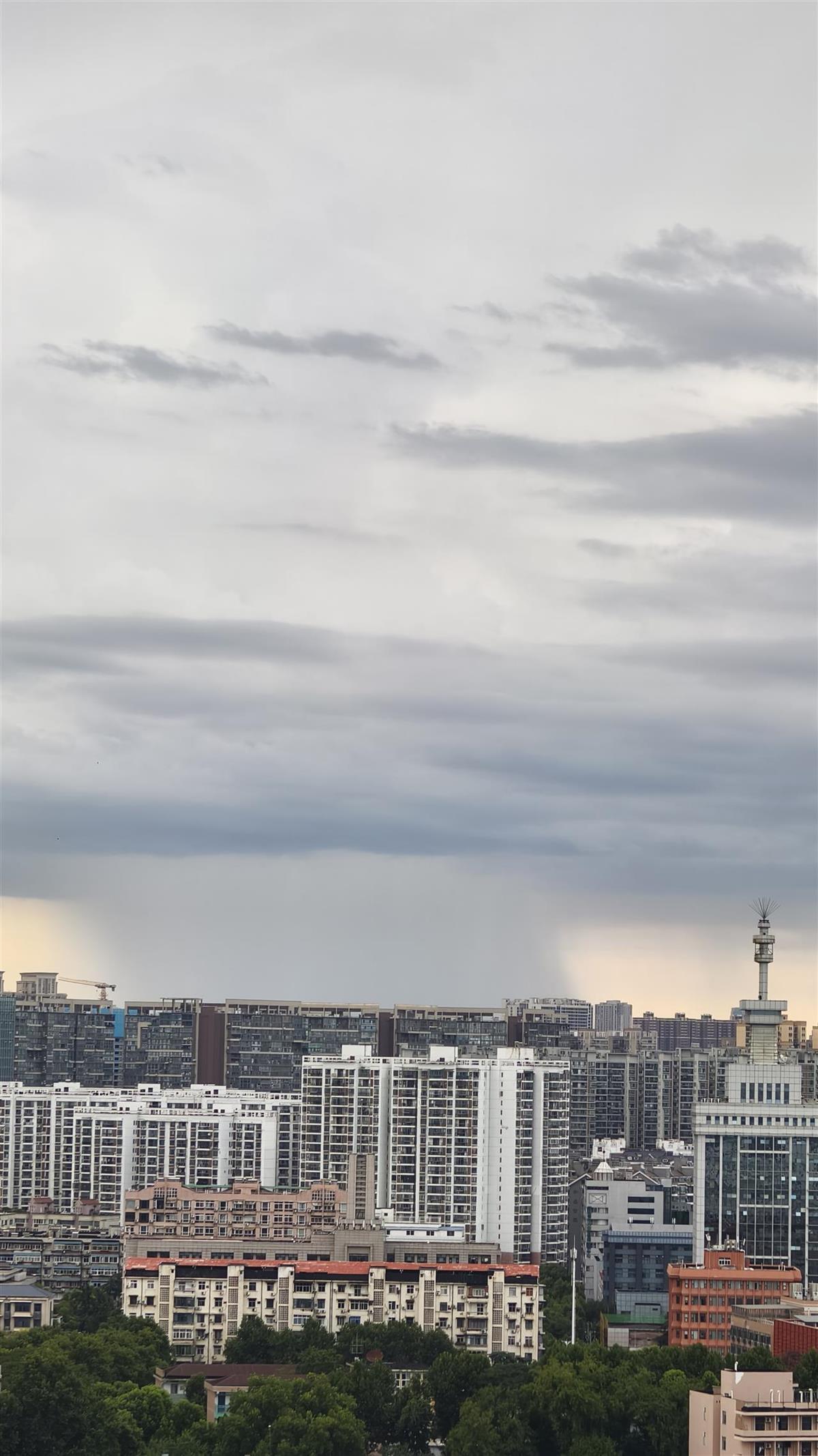 在乌云下，“瀑布”正在悬挂！武汉（Wuhan）罕见