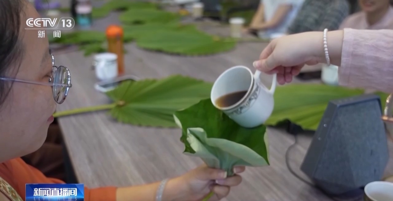 绿色杯子，传统的棕榈叶迷...感受着老年人的智