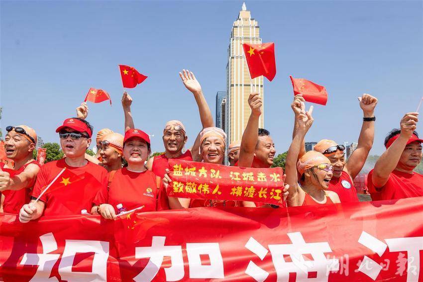 外地横渡方阵为武汉渡江节打Call！
