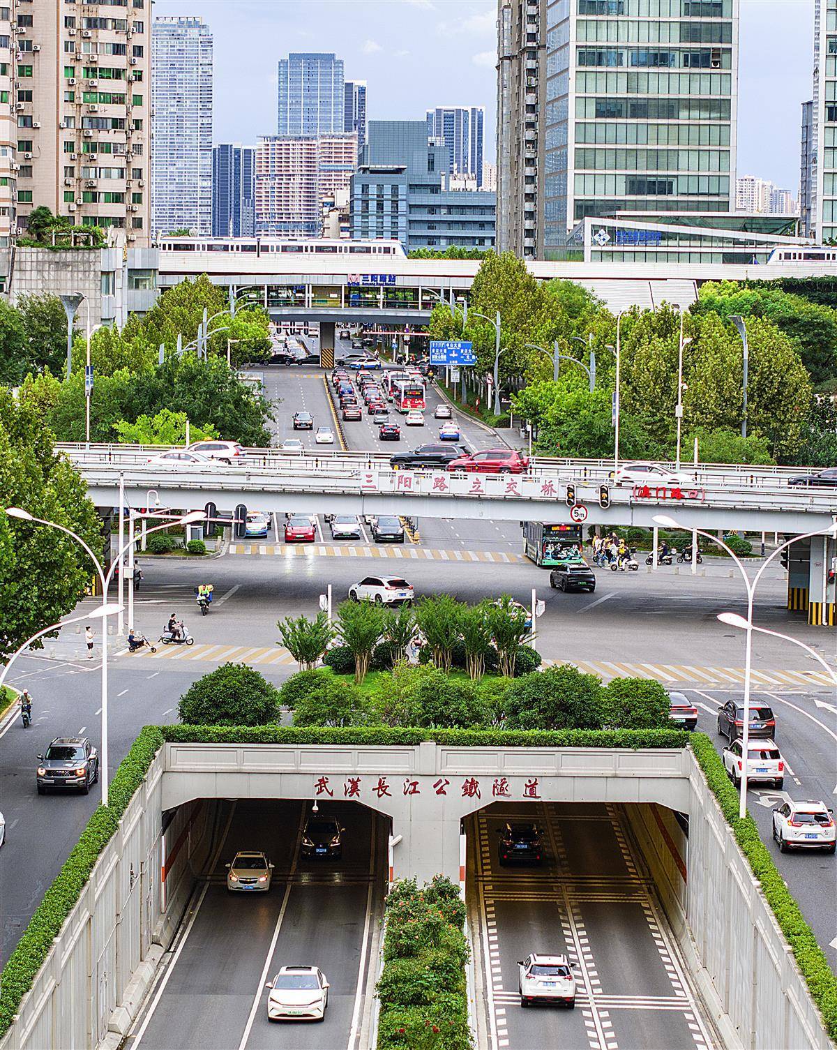 隧道,仪表和高架桥在同一框架中。 Uhan的城市运