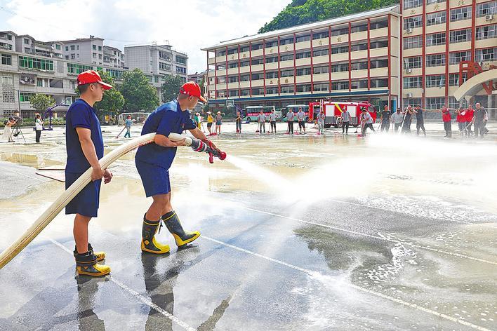 干部和群众共同努力清洁挖泥并拯救自己，夏芬