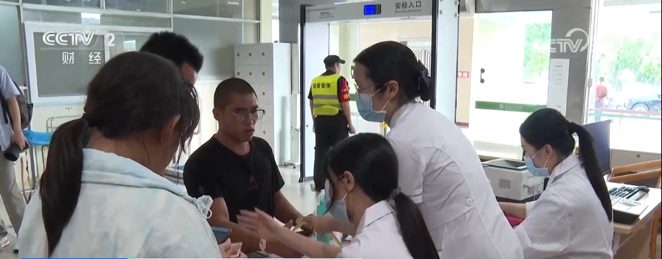 今年，广东的当地chikungunya发烧均为轻度病例。记