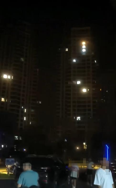 南充一小区电梯载人从高层降至负二层，物业称并非急坠，市监局已前往现场查询