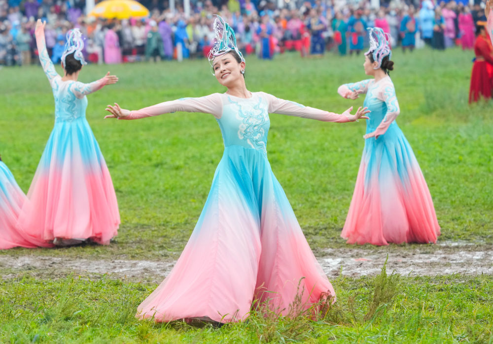 认识纳达穆并感受到草的狂欢节