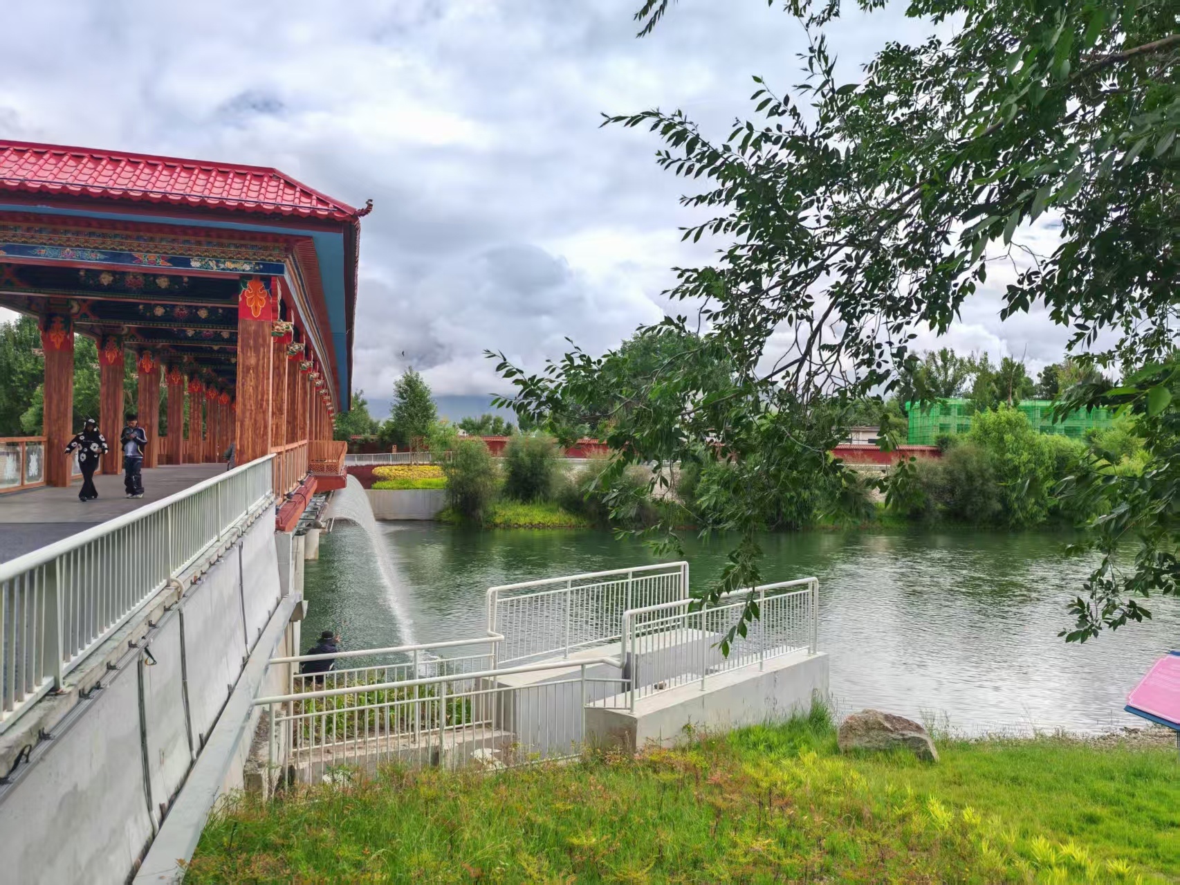 水润山绿 看拉萨河边新美景
