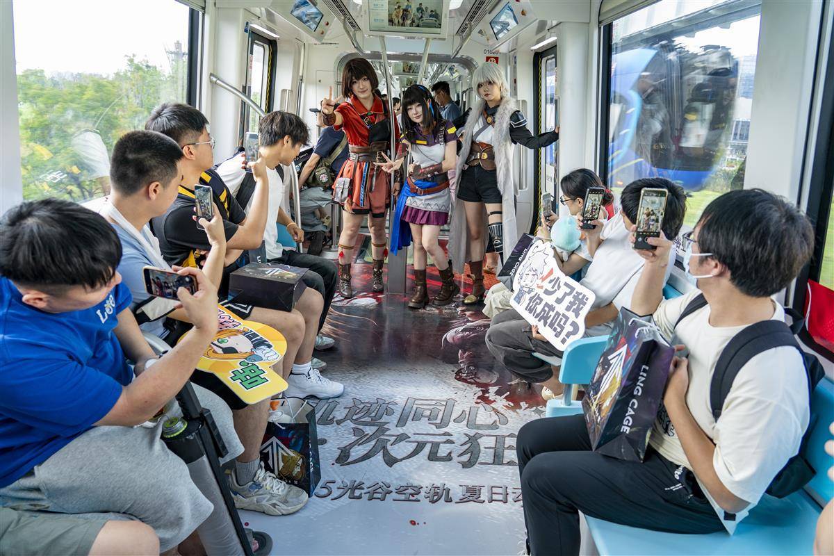 光谷空轨变身抢手动漫打卡点
