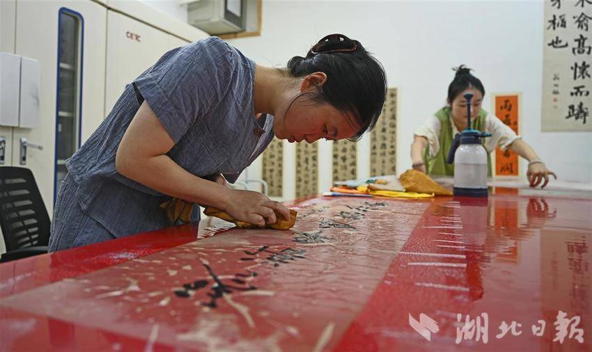 荆州文物保护中心会集修正清代书画 杨守敬行书对联焕新在即