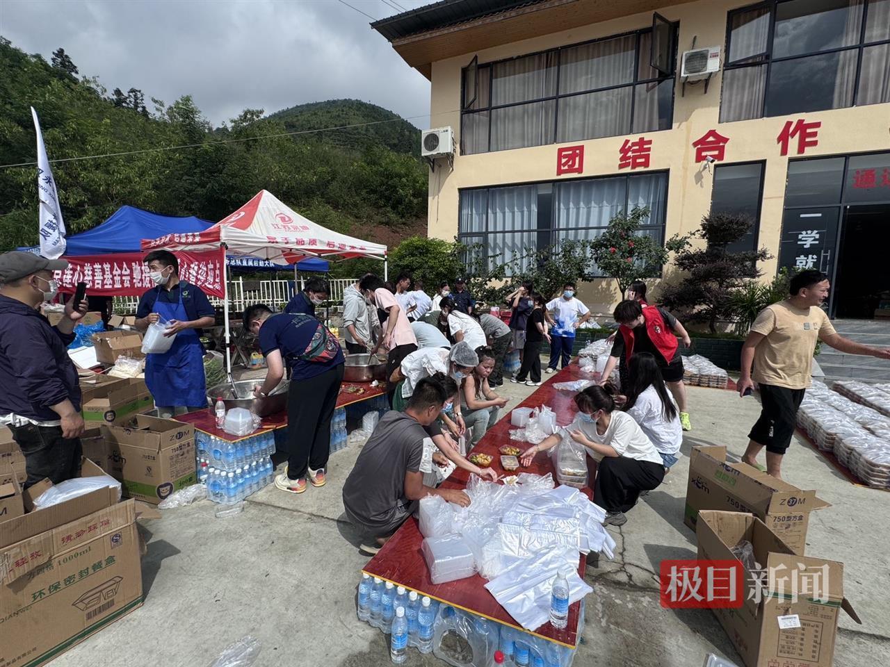一名四川的救援队带了一个锅来支持朗吉安格，
