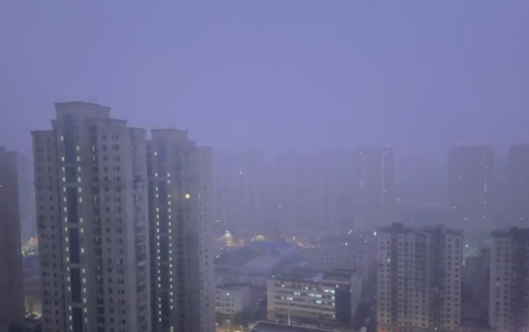 大连今天清晨闪电7649次，市民深夜被雷电吵醒现场宛如渡劫，气象局回应