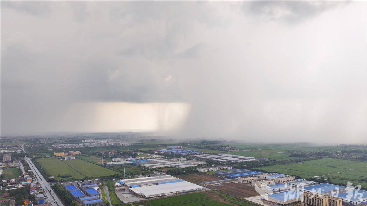 钟祥柴湖镇演出天幕奇迹 雨幕垂落如丝如练