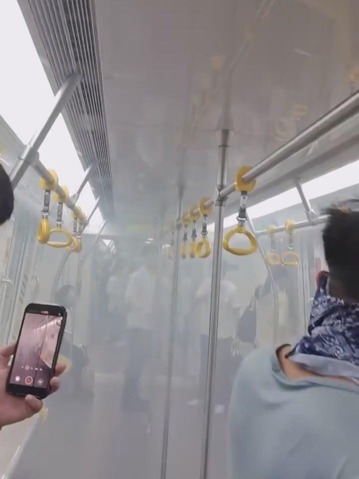早顶峰一列车车厢内冒出浓烟，杭州地铁：已清客并组织其他列车到站