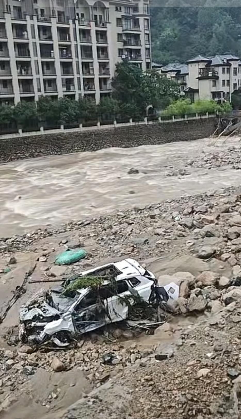 河南西峡县突发山洪致路途中止，有人员失联，当地正打开救援