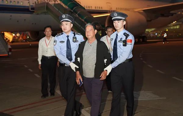 Liang Jinwen投降到中国