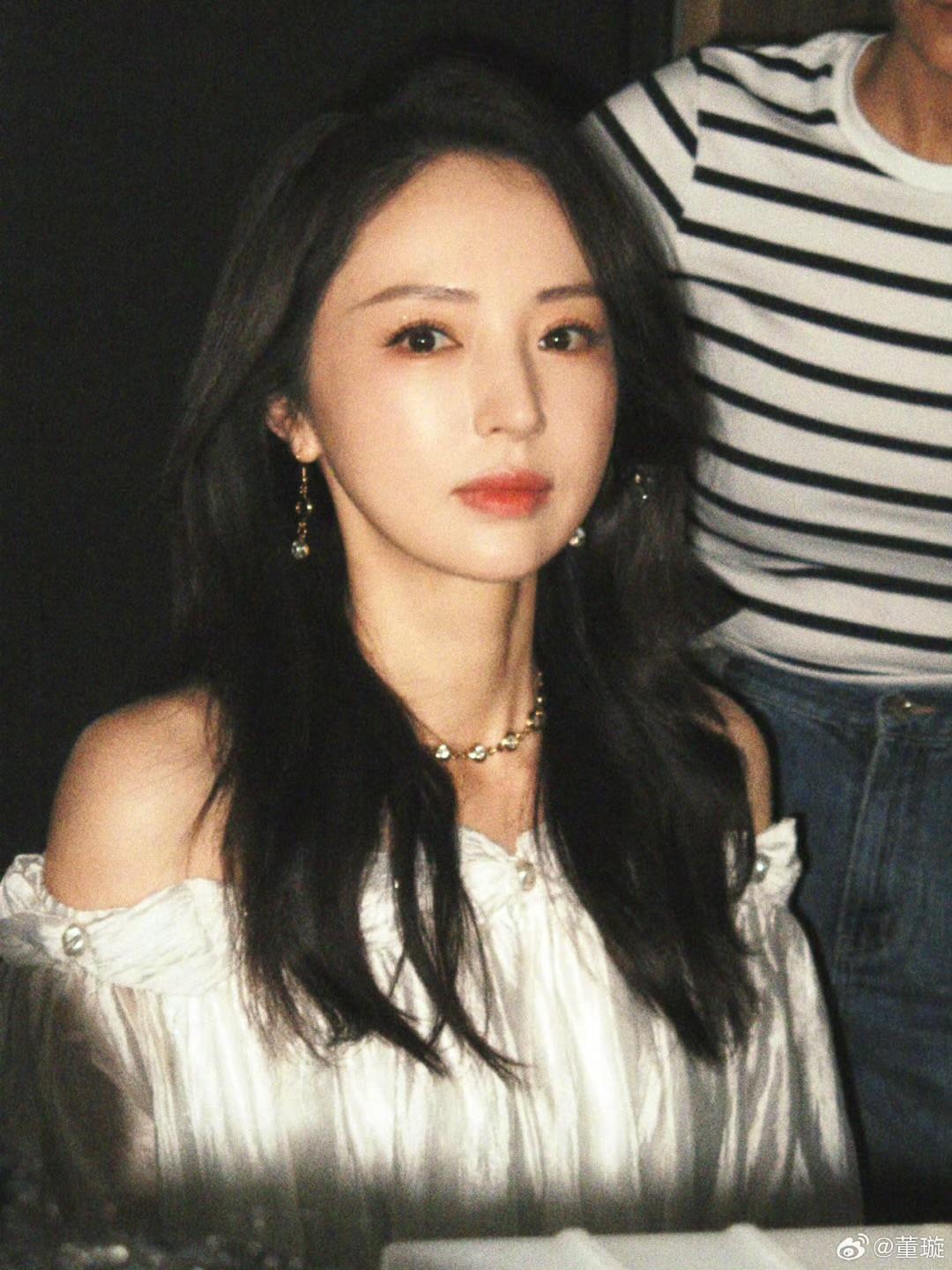 45岁女演员董璇宣告再婚，称自己二婚影响了闺蜜佟丽娅，“她说原本现已‘水泥封心’了，现在又信任爱情了”