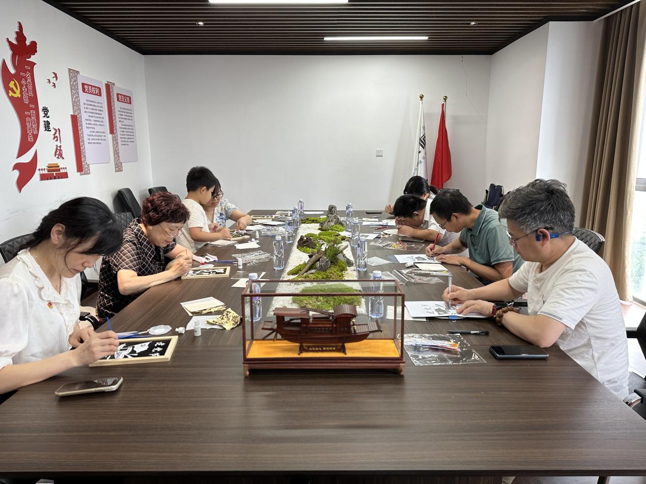 武汉中德天佑勘察设计有限公司党支部党员制作七一主题烧箔画。.png.png