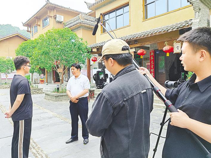乡民当主角村书记闵洪艳本性出演  微短剧《堰河那些事儿》逗趣万千网友