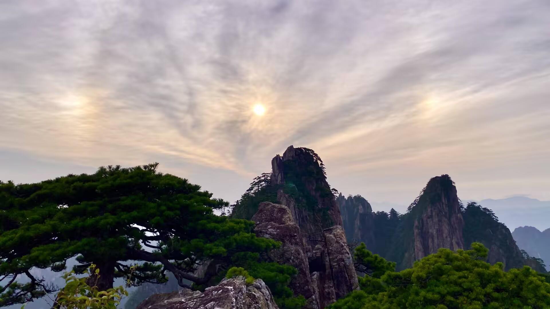 “三体”太阳？黄山现幻日奇迹，专家：大气中的冰晶折射阳光形成