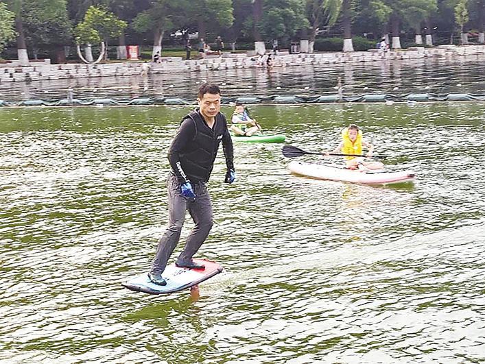60岁青海玩家 千里来汉    体会“水上漂”