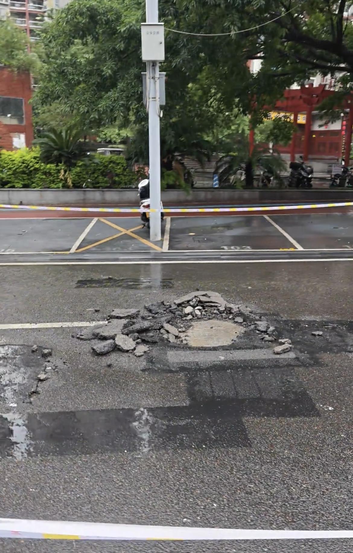 重庆一环卫工雷雨夜倒地身亡，事发处路面被掀起，社区：不清楚是否和雷击有关