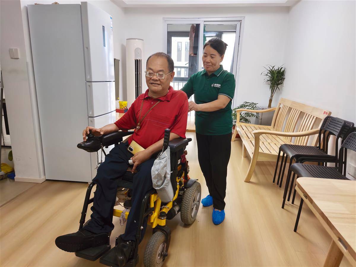 看守人变成了一个“支柱”，在下雨中陷入双重